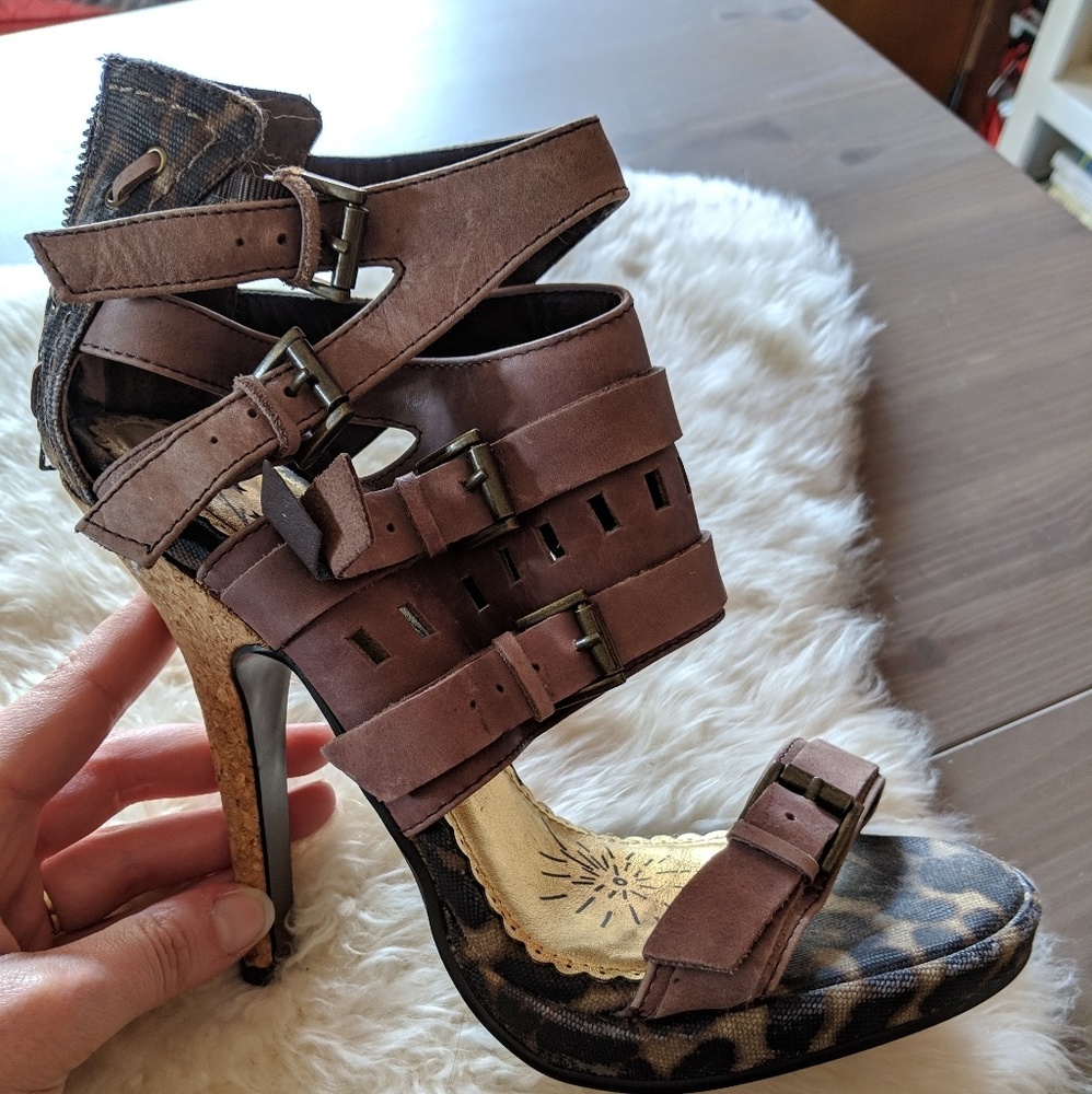 Gorgeous NWT strappy shoe w/ leopard/animal print